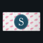 Alfrombrillas De Escritorio Monograma rosa Flamingo Cute<br><div class="desc">Abróchese su espacio de trabajo con este escritorio de personalizable, que presenta un caprichoso patrón de flamencos rosas acuarelas y su elección de un lindo monograma o logotipo de negocios en blanco sobre un fondo azul marino. Tanto de diseño como práctico, es el complemento perfecto a la decoración de tu...</div>
