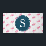 Alfrombrillas De Escritorio Monograma rosa Flamingo Cute<br><div class="desc">Abróchese su espacio de trabajo con este escritorio de personalizable, que presenta un caprichoso patrón de flamencos rosas acuarelas y su elección de un lindo monograma o logotipo de negocios en blanco sobre un fondo azul marino. Tanto de diseño como práctico, es el complemento perfecto a la decoración de tu...</div>