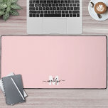 Alfrombrillas De Escritorio Monograma rosa Rubor<br><div class="desc">Mat de escritorio de Monograma con nombre inicial personalizado. Añada un toque personal y elegante a su espacio de trabajo con esta alfombra de escritorio personalizado, perfecta como accesorio de oficina o almohadilla de ratón sobredimensionada. El diseño presenta un fondo rosa de color negro suave con un nombre de guión...</div>