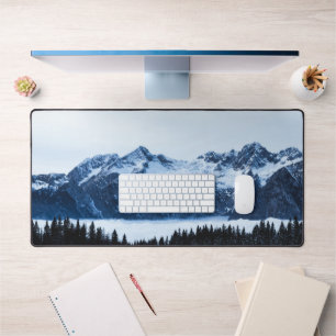 Alfrombrillas De Escritorio Montañas, bosque de abetos y nubes