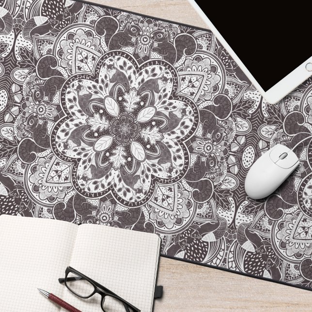 Alfrombrillas De Escritorio Naturaleza de las ardillas Mandala (Squirrel Mandala Hand Drawn Original Desk Mat)