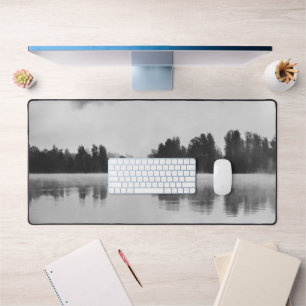 Alfrombrillas De Escritorio Niebla matutina sobre el lago en blanco y negro