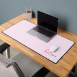 Alfrombrillas De Escritorio Nombre de script rosa clásico en rosa personalizad<br><div class="desc">Este moderno y elegante tapiz de escritorio con escritura a mano en rosa sobre un fondo rosa claro añade un estilo personalizado a tu escritorio. El texto es totalmente personalizable. Hace un gran regalo.</div>