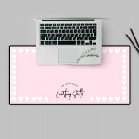 Alfrombrillas De Escritorio Nombre del guión de moda del patrón del corazón ro<br><div class="desc">Añade un poco de diversión y estilo a tu espacio de trabajo con este bonito diseño de alfombras rosa de escritorio. Con un patrón cardíaco alrededor de los bordes, fuentes de escritura de moda y fondo rosa rubor. Este moderno tapete de estilo retro es totalmente editable, perfecto para su oficina...</div>