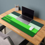 Alfrombrillas De Escritorio Nombre del patrón de franjas verdes<br><div class="desc">Añada un toque fresco y elegante a su espacio de trabajo con esta alfombra de motivos de rayas verdes. Diseñado para ofrecer comodidad y funcionalidad, proporciona una superficie suave para el teclado y el ratón, al tiempo que aporta un toque personalizado a su escritorio. Personalizar con tu nombre para una...</div>