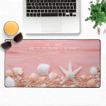Alfrombrillas De Escritorio Nombre personalizado de la cita de la vida en la p<br><div class="desc">La alfombra personal de la sección de nombres personalizada de A Beach Quote Seashells de Life incluye conchas en un fondo rústico de madera rosa con el texto "La vida es una playa, y yo solo estoy jugando en la arena" con su nombre personalizado debajo en la tipografía moderna de...</div>