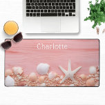 Alfrombrillas De Escritorio Nombre personalizado de las casetas rosadas rustic<br><div class="desc">La alfombra de bienvenida Pink Rustic Wood Beach Seashells Personalized Name Desk Mat presenta conchas de conchas en un fondo rústico de madera rosa con su nombre personalizado en una tipografía moderna de escritura caligráfica. Perfecto regalo para la familia y amigos por cumpleaños, Navidades, Día de la Madre, abuelos, hermana,...</div>