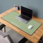 Alfrombrillas De Escritorio Nombre personalizado Simple Verde Salvia<br><div class="desc">Alfombrilla de escritorio con nombre personalizado con su nombre en una tipografía blanca simple sobre fondo verde salvia. Tipografía moderna minimalista simple. Perfecto para el hogar o el lugar de trabajo de la oficina.</div>