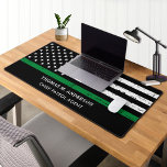 Alfrombrillas De Escritorio Oficial militar personalizado de la línea verde de<br><div class="desc">Delgada Línea Verde Bandera Estadounidense Escritorio Militar Mat - Estados Unidos Diseño de la bandera estadounidense en colores de Bandera Militar. Perfecto para todo el ejército, ejército, protección de fronteras, patrulla fronteriza, oficial de conservación, guardabosques, guardián de juegos, aplicación federal de la ley. Personalice esta delgada alfombra de escritorio de...</div>
