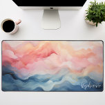 Alfrombrillas De Escritorio Olas Abstractas Rosa Y Azul Personalizadas<br><div class="desc">Infunda su espacio de trabajo con creatividad y vitalidad con esta alfombra de escritorio personalizada que presenta un cautivador diseño de ondas abstractas en tonos suaves y azules. Las formas fluidas y las líneas dinámicas evocan una sensación de movimiento y energía, inspirando productividad e innovación. Hacerlo único suyo añadiendo su...</div>