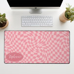 Alfrombrillas De Escritorio Onda retro: moderno patrón de tablero de cheques r<br><div class="desc">Elevar su espacio de trabajo con esta moderna alfombra de escritorio personalizada de patrón de tablero de ajedrez. Esta alfombra presenta un giro juguetón en un tablero de ajedrez clásico, que se le ha dado vida con un patrón ondulado de olas en tonos rosa rubor. La característica personalizada ofrece un...</div>