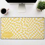 Alfrombrillas De Escritorio Onda retro: tablero de ajedrez amarillo ondulado m<br><div class="desc">Elevar su espacio de trabajo con esta moderna alfombra de escritorio personalizada de patrón de tablero de ajedrez. Esta alfombra presenta un giro juguetón en un tablero de ajedrez clásico, que se le ha dado vida con un patrón ondulado de olas en tonos amarillos y crema. La característica personalizada ofrece...</div>