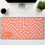 Alfrombrillas De Escritorio Onda retro: tablero de ajedrez moderno Naranja ond<br><div class="desc">Elevar su espacio de trabajo con esta moderna alfombra de escritorio personalizada de patrón de tablero de ajedrez. Esta alfombra presenta un giro juguetón en un tablero de ajedrez clásico, que se le hace realidad con un patrón ondulado de olas en tonos naranja y rosa. La característica personalizada ofrece un...</div>