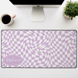 Alfrombrillas De Escritorio Onda retro: tablero de ajedrez moderno ondulado mo<br><div class="desc">Elevar su espacio de trabajo con esta moderna alfombra de escritorio personalizada de patrón de tablero de ajedrez. Esta alfombra presenta un giro lúdico en un tablero de ajedrez clásico, traído a la vida con un patrón ondulado de olas en tonos violeta y crema. La característica personalizada ofrece un toque...</div>