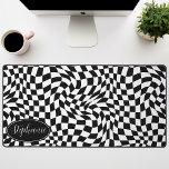 Alfrombrillas De Escritorio Onda retro: tablero de ajedrez moderno ondulado ne<br><div class="desc">Elevar su espacio de trabajo con esta moderna alfombra de escritorio personalizada de patrón de tablero de ajedrez. Esta alfombra presenta un giro juguetón en un tablero de ajedrez clásico, que se le ha dado vida con un patrón ondulado de olas en tonos blanco y negro. La característica personalizada ofrece...</div>