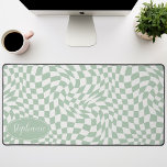 Alfrombrillas De Escritorio Onda retro: tablero de ajedrez verde moderno de pi<br><div class="desc">Elevar su espacio de trabajo con esta moderna alfombra de escritorio personalizada de patrón de tablero de ajedrez. Esta alfombra presenta un giro lúdico en un tablero de ajedrez clásico, que se le ha dado vida con un patrón ondulado de olas en tonos verde menta y crema. La característica personalizada...</div>
