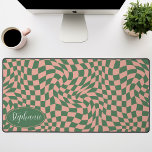 Alfrombrillas De Escritorio Onda retro: tablero de ajedrez verde rosa ondulado<br><div class="desc">Elevar su espacio de trabajo con esta moderna alfombra de escritorio personalizada de patrón de tablero de ajedrez. Esta alfombra presenta un giro lúdico en un tablero de ajedrez clásico, que se le hace realidad con un patrón ondulado de olas en tonos rosa y verde. La característica personalizada ofrece un...</div>