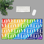 Alfrombrillas De Escritorio Orgullo gay arcoiris LGBT<br><div class="desc">Esta colorida alfombra de escritorio está decorada con un fondo de color arcoiris y un patrón de amor es amor en una tipografía blanca elegante.</div>