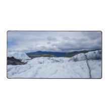 Paisaje glaciar ártico con nieve y picos