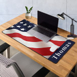 Alfrombrillas De Escritorio Patriótico personalizado de la bandera estadounide<br><div class="desc">American Flag Desk Mat - Bandera americana diseño moderno rojo y azul. Personaliza con nombre militar, oficial de policía o veterano. Esta alfombra de escritorio militar personalizada es perfecta para ramas militares, veteranos, departamentos de policía y agentes del orden. DERECHOS RESERVADOS © 2023 Judy Burrows, Black Dog Art - Todos...</div>