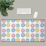 Alfrombrillas De Escritorio Patrón de donut<br><div class="desc">Esta divertida alfombra de escritorio está decorada con un patrón de donut rosado,  azul,  turquesa y amarillo sobre un fondo de rociadores coloridos. ¡Perfecto para tu amante de los donut favorito! Donuts de color de agua originales © Michele Davies.</div>