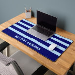 Alfrombrillas De Escritorio Patrón de franjas azul y azul cielo de la marina p<br><div class="desc">Mejore su área de trabajo con la alfombra de Mostrador de Patrón de Bandas Azules y Azules de la Marina Profunda. Con un diseño audaz a rayas en una marina rica y azul cielo suave, esta alfombra de escritorio proporciona una superficie suave para el teclado y el ratón, al tiempo...</div>