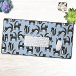 Alfrombrillas De Escritorio Patrón de gato divertido negro y blanco de tuxedo<br><div class="desc">Los gatos de esmoquin blanco y negro que se dedican a sus asuntos. Un patrón divertido en un fondo azul,  perfecto para los amantes de los animales y las mascotas. Arte original de Nic Squirrell.</div>