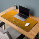 Alfrombrillas De Escritorio Patrón de malla geométrica naranja monograma<br><div class="desc">Personaliza el monograma con tu inicial y nombre personalizados. Alfombrilla de escritorio fresca y única para su oficina,  habitación,  trabajo,  sala de juegos.. Patrón de malla geométrica de gradiente naranja. Diseño moderno sutil Elegante y fresco gradiente geométrico de triángulo enmallado.</div>