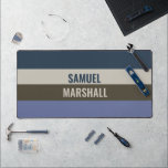 Alfrombrillas De Escritorio Patrón de rayas azules y marrones<br><div class="desc">Mejore su espacio de trabajo con la alfombra de escritorio de las franjas azules y marrones. Con un diseño estiloso y moderno a rayas, esta alfombra le aporta un toque sofisticado y proporciona una superficie suave para su teclado y ratón. Perfecto para oficinas en el hogar, juegos de azar o...</div>