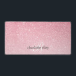 Alfrombrillas De Escritorio Purpurina rosa Ombre Monogrammed Girly<br><div class="desc">Elegante e impresionante alfombra de escritorio de monograma con una purpurina de fondo oscuro y rosa femenina Personalizar con dos líneas de texto personalizado en elegante y moderna tipografía de estilo simple . Un diseño de moda para salones de belleza, peluquerías, boutiques de moda, planificadores de bodas, diseñadores de joyas,...</div>
