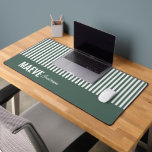 Alfrombrillas De Escritorio rayas verdes y blancas personalizadas elegante<br><div class="desc">Moderna tipografía minimalista giratoria tira verde y blanca elegante diseño único y personalizado de mesa de regalo.</div>
