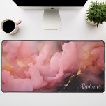 Alfrombrillas De Escritorio Resumen Negro Rosa Y Oro Personalizado<br><div class="desc">Eleva tu espacio de trabajo con esta alfombra de escritorio personalizada que presenta un diseño abstracto llamativo en tonos rosa vivos y dorados lujosos. Los audaces acentos negros le dan un toque dramático, mientras que la opción de personalizable le permite añadir su nombre o una cita motivacional. La superficie lisa...</div>