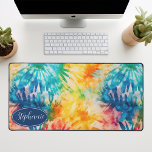 Alfrombrillas De Escritorio Retro Moderno Abstracto Arcoiris acuarela tinte<br><div class="desc">Añada una ráfaga de color y creatividad a su espacio de trabajo con nuestra moqueta de escritorio de tintes de color arco iris retro moderno abstracto. Esta alfombra resume perfectamente la alegría y la espontaneidad de la tendencia retro de tintes de corbata, al tiempo que añade un giro moderno y...</div>