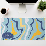 Alfrombrillas De Escritorio Retro Moderno Resumen Marble Swirl Azul Y Amarillo<br><div class="desc">Sumérjase en una danza de colores con nuestro Abstract Retro Moderno Patrón de Ola de Mármol Líquido. Evocando la fluidez dinámica de las superficies de mármol y la encantadora estética del diseño retro-moderno, este patrón es una fiesta para los ojos. Una sinfonía de colores vibrantes gira y fluye en movimientos...</div>