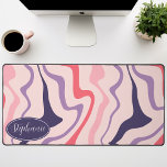 Alfrombrillas De Escritorio Retro Moderno Resumen Marble Swirl Rosa Y Púrpura<br><div class="desc">Sumérjase en una danza de colores con nuestro Abstract Retro Moderno Patrón de Ola de Mármol Líquido. Evocando la fluidez dinámica de las superficies de mármol y la encantadora estética del diseño retro-moderno, este patrón es una fiesta para los ojos. Una sinfonía de colores vibrantes gira y fluye en movimientos...</div>