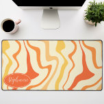 Alfrombrillas De Escritorio Retro Moderno Resumen Naranja De Bañera De Mármol<br><div class="desc">Sumérjase en una danza de colores con nuestro Abstract Retro Moderno Patrón de Ola de Mármol Líquido. Evocando la fluidez dinámica de las superficies de mármol y la encantadora estética del diseño retro-moderno, este patrón es una fiesta para los ojos. Una sinfonía de colores vibrantes gira y fluye en movimientos...</div>