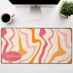 Alfrombrillas De Escritorio Retro Moderno Resumen Naranja rosa de remolque de<br><div class="desc">Sumérjase en una danza de colores con nuestro Abstract Retro Moderno Patrón de Ola de Mármol Líquido. Evocando la fluidez dinámica de las superficies de mármol y la encantadora estética del diseño retro-moderno, este patrón es una fiesta para los ojos. Una sinfonía de colores vibrantes gira y fluye en movimientos...</div>