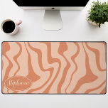 Alfrombrillas De Escritorio Retro Moderno Resumen Peach<br><div class="desc">Sumérjase en una danza de colores con nuestro Abstract Retro Moderno Patrón de Ola de Mármol Líquido. Evocando la fluidez dinámica de las superficies de mármol y la encantadora estética del diseño retro-moderno, este patrón es una fiesta para los ojos. Una sinfonía de colores vibrantes gira y fluye en movimientos...</div>