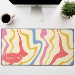 Alfrombrillas De Escritorio Retro Moderno Resumen Rodaje De Mármol Rosa Amaril<br><div class="desc">Sumérjase en una danza de colores con nuestro Abstract Retro Moderno Patrón de Ola de Mármol Líquido. Evocando la fluidez dinámica de las superficies de mármol y la encantadora estética del diseño retro-moderno, este patrón es una fiesta para los ojos. Una sinfonía de colores vibrantes gira y fluye en movimientos...</div>
