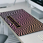 Alfrombrillas De Escritorio Retro rosa y negro Resumen Nombre del patrón ondul<br><div class="desc">Aporta un toque de sofisticación a tu espacio de trabajo con este patrón abstracto elegante tapicería, con colores rosados gradientes y un patrón ondulado. También incluye espacio para tu nombre o marca dentro de un rectángulo negro y dorado. Puede mover el nombre en cualquier posición para que se ajuste a...</div>