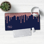 Alfrombrillas De Escritorio Rosa azul de la Marina Perforaciones Purpurinas de<br><div class="desc">El Purpurina de la espuma de oro azul de la Marina Girly y el Rosa gotea sobre el mozo de la mochila del ratón monograma con nuestro moderno purpurina de imitación gotea sobre un fondo azul marino rosa/rosa de moda. Póngase en contacto con nosotros en cedarandstring@gmail.com si necesita ayuda con...</div>