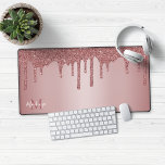 Alfrombrillas De Escritorio Rosa Girly Gold Sparkle Purpurinas Dris Monograma<br><div class="desc">El Rosa Girly Gold Sparkle Purpurina Drips Monograma Mouse Pad Desk Mat con nuestro moderno purpurina de imitación gotea en oro rosa/rosa. Póngase en contacto con nosotros en cedarandstring@gmail.com si necesita ayuda con el diseño o productos de coincidencia.</div>