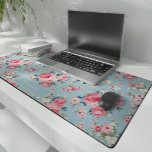 Alfrombrillas De Escritorio Rosas rosas rosadas personalizadas de cabaña sobre<br><div class="desc">Elegante y romántico estampado floral sin costura con rosas rosa rosa pastel estilo cabaña con flores silvestres blancas y rosas sobre fondo azul cielo claro. Incluye un elemento sólido opcional con un campo de texto modificable.</div>
