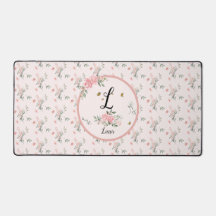 Roses rosa elegantes de color de agua con mariposa