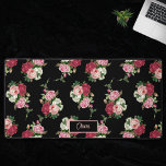 Alfrombrillas De Escritorio Roses rosadas vintage con fondo de nombre-negro<br><div class="desc">Agradables rociadores de rosas rosas,  rojas y blancas vintage y follaje verde en un patrón editable sobre fondo transparente (negro utilizado en la muestra). Personaliza con tu nombre o monograma.</div>