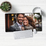 Alfrombrillas De Escritorio Sr. Script Heart Arrows<br><div class="desc">Sr. Sra. Script Typography New Mouse Pad Desk Mat con nuestra divertida tipografía de Mr. y Mrs. con corazones y flechas. Añade tu texto personalizado para un divertido diseño personalizado. Póngase en contacto con nosotros en cedarandstring@gmail.com si necesita ayuda con el diseño o productos de coincidencia.</div>
