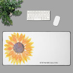 Alfrombrillas De Escritorio Sunflower acuarela personalizada<br><div class="desc">Esta elegante alfombra de escritorio está decorada con un girasol acuático en tonos amarillos. Personalizable fácil. Utilice la Herramienta de diseño para cambiar el tamaño, estilo o color del texto. A medida que creamos nuestra obra de arte no encontrarás esta imagen exacta de otros diseñadores. Acuarela original © Michele Davies....</div>