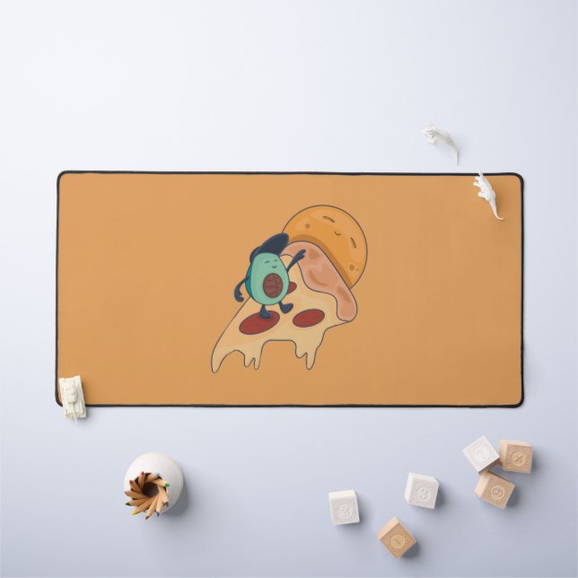 Alfrombrillas De Escritorio Surfing de aguacate en un trozo de pizza (Mesa para niños)