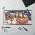 Alfrombrillas De Escritorio Vintage Christmas, Jolly Santa Claus con Sleigh<br><div class="desc">Diseño de vacaciones de Navidades de ilustracion de época del clásico libro de cuentos para niños "Fue la noche antes que los Navidades". Este diseño presenta a un alegre Santa Claus con su burla en el trineo de los juguetes que saca su equipo de renos. Santa está a punto de...</div>