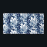 Alfrombrillas De Escritorio Vintage Cottage Paisaje Toile-Blue & White<br><div class="desc">Clásico paisaje vintage de estilo toile de jouy con una casa de campo rústica y un puente en un claro enmarcado por un bosque de árboles en tonos claros y azul oscuro sobre fondo blanco. El patrón no tiene fisuras y puede ampliarse o reducirse.</div>